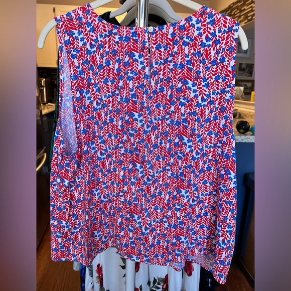 NWT floral top - Picture 3 of 4